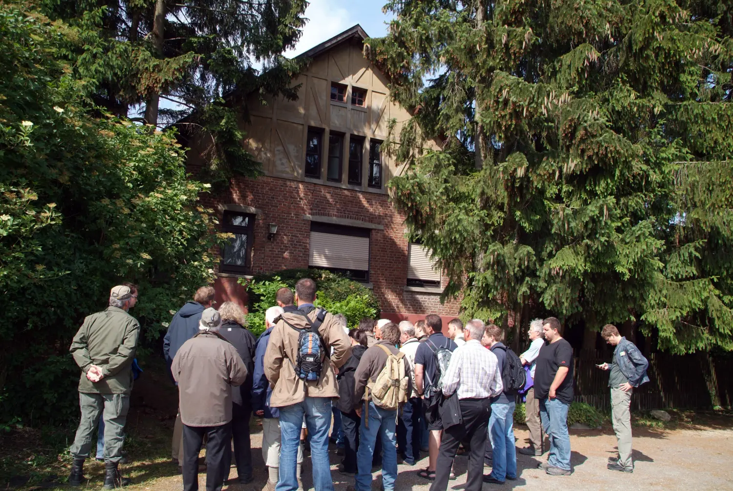 Gruppe von Menschen vor dem Haus von Trostorf 